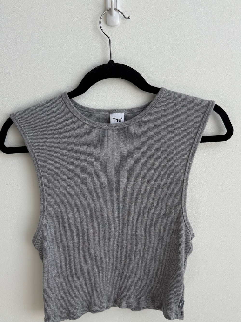 Tna by Aritzia cropped muscle tank with structured shoulders
Large